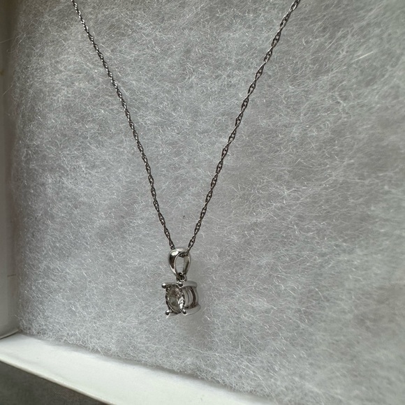 10K white gold diamond pendant necklace with ZEI diamond - Picture 8 of 9